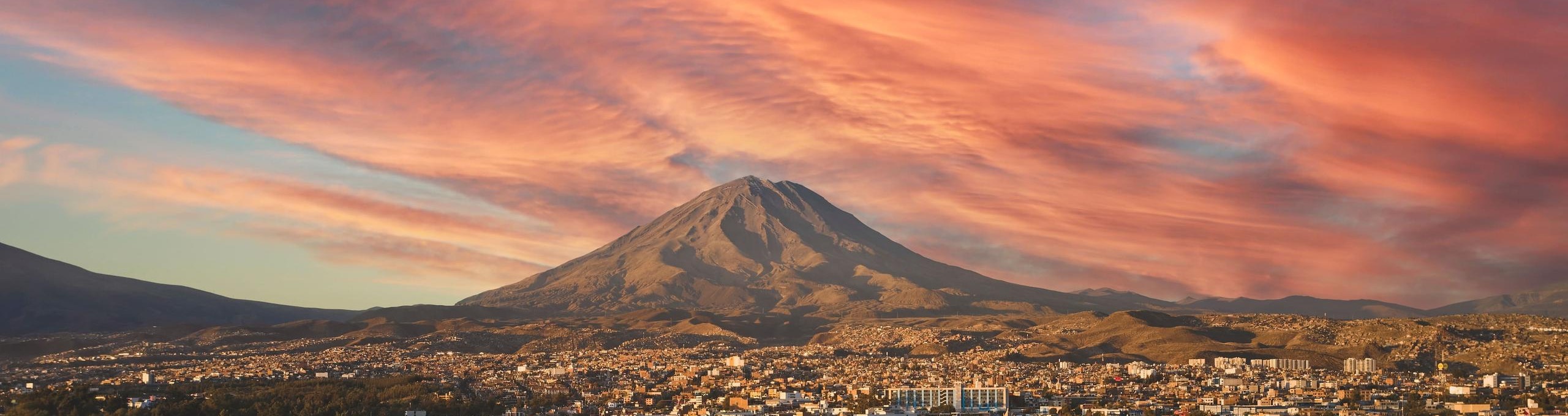 Vista panorámica de Arequipa al atardecer con el volcán Misti